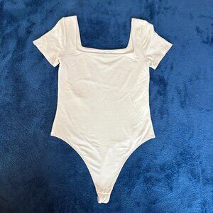 Aritzia Contour Babaton Square Neck Bodysuit – Cream, Size M